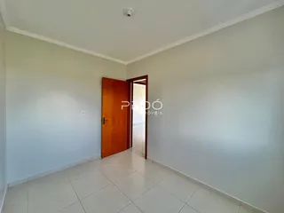 Corredor com porta de madeira que leva a outro cômodo.