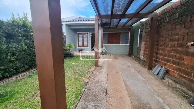 Fachada de uma casa em Lajeado, Brasil, com jardim e caminho de concreto.