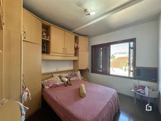 Quarto com armários embutidos e cama em um ambiente claro.