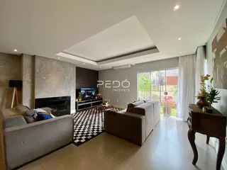 Sala de estar moderna com lareira e piso em padrão xadrez.