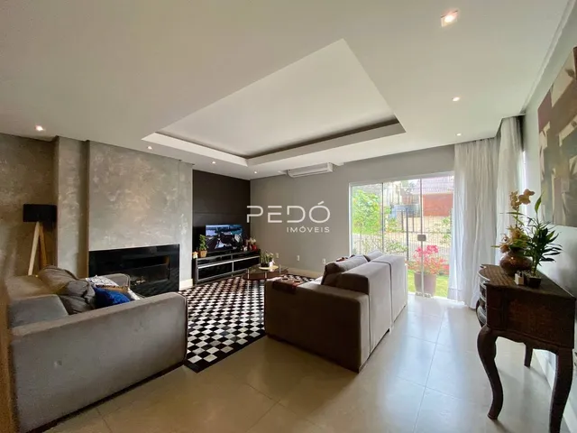 Sala de estar moderna com lareira e piso em padrão xadrez.
