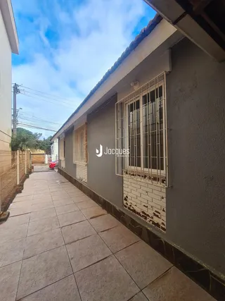 Vista lateral da fachada de uma residência em Lajeado, Brasil.