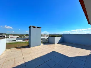 Vista externa de uma área pavimentada com piso de cerâmica em Lajeado.