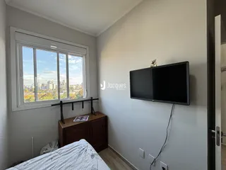 Quarto com janela de vista para a paisagem urbana.