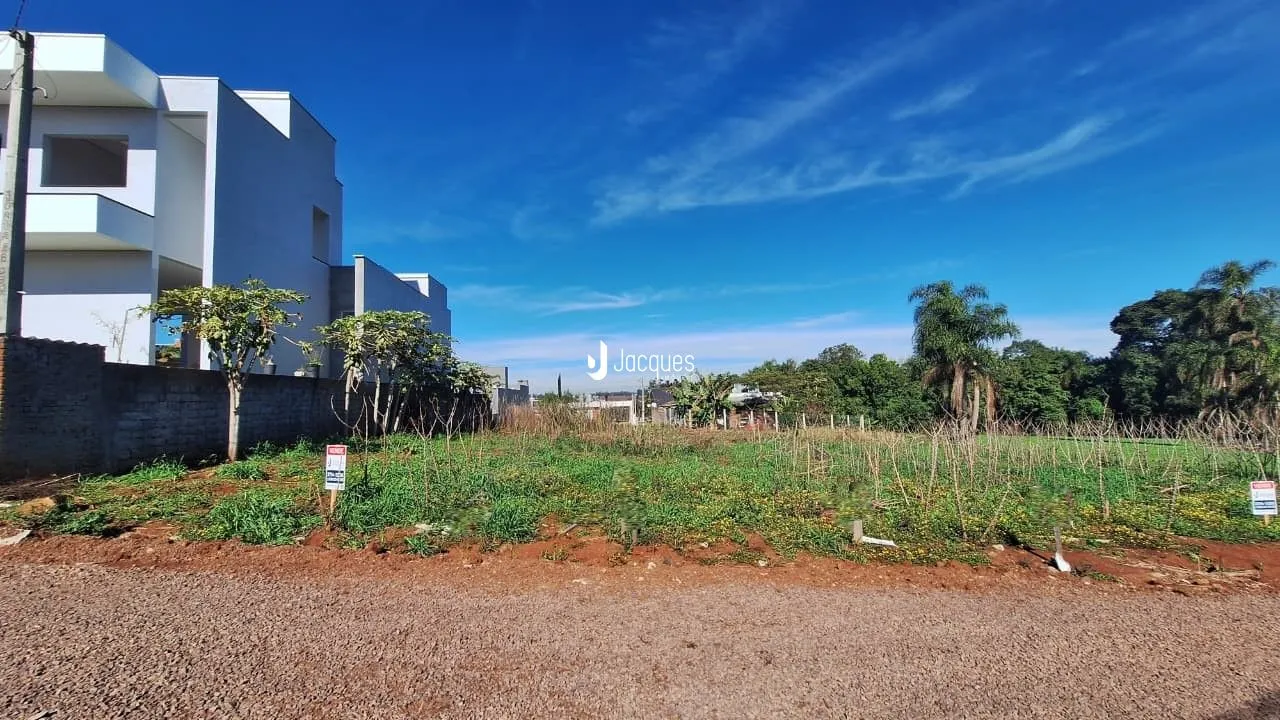 Vista da fachada de uma residência com área de terreno gramado.