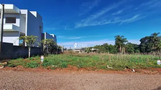 Vista da fachada de uma residência com área de terreno gramado.