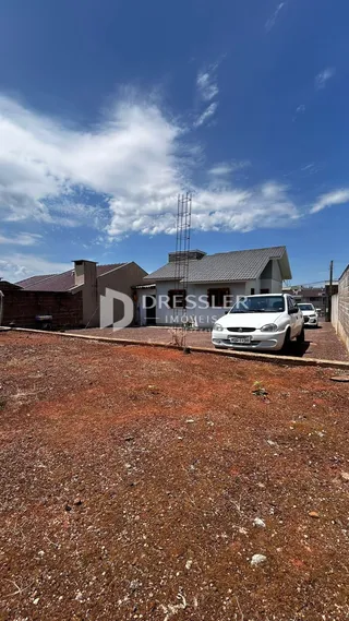 Vista externa de uma residência em Lajeado, Brasil, com um terreno de terra no primeiro plano.