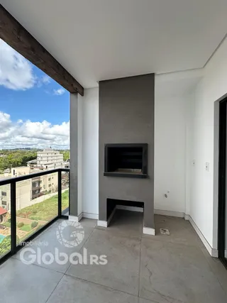 Vista interna de um ambiente com acesso a uma varanda.