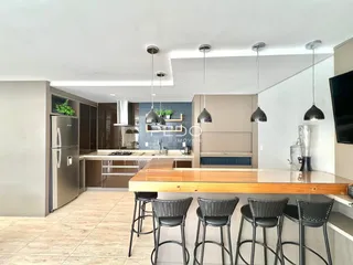 Vista de uma cozinha moderna com ilha e bancada em Lajeado, Brasil.