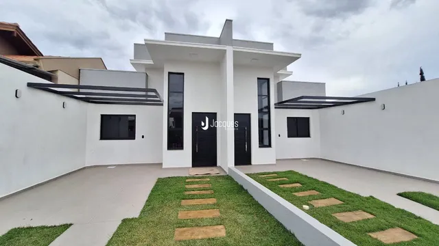 Fachada moderna de uma casa branca em Lajeado, Brasil.