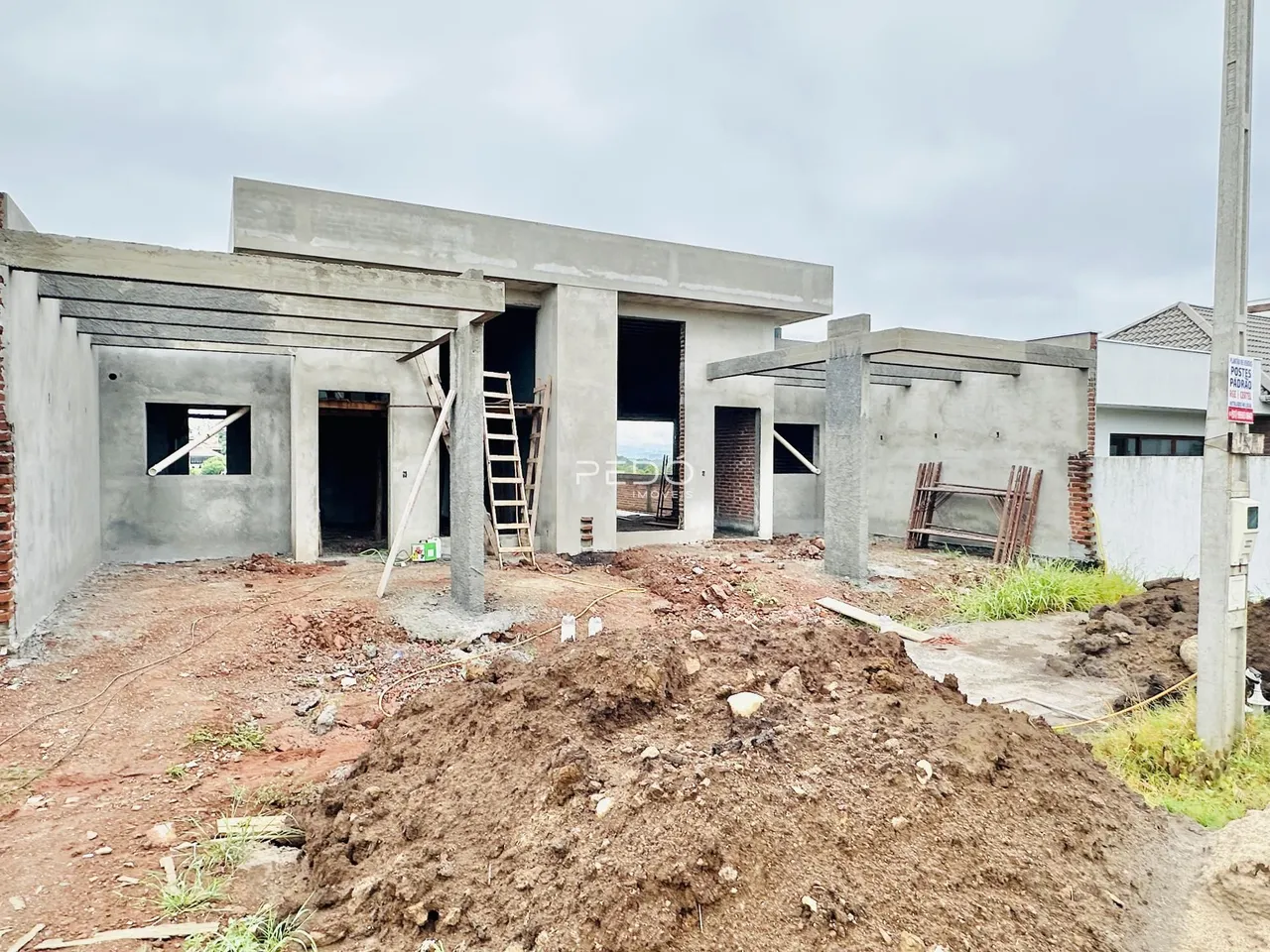 Vista da fachada de uma construção em Lajeado, Brasil, em fase de obra.