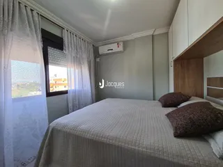 Quarto com cama e janela em um imóvel.