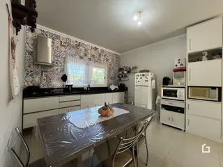 Foto de uma cozinha e sala de jantar em um imóvel.