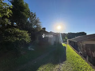 Vista externa de uma residência em Lajeado, Brasil, com vegetação ao redor.