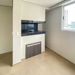 Foto de um balcão de cozinha com armários escuros em um ambiente interno.