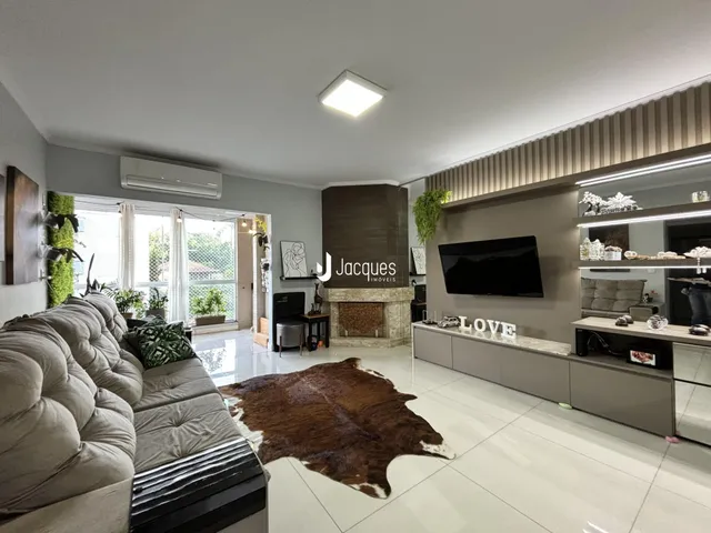 Sala de estar moderna com piso de porcelanato e sofá grande.