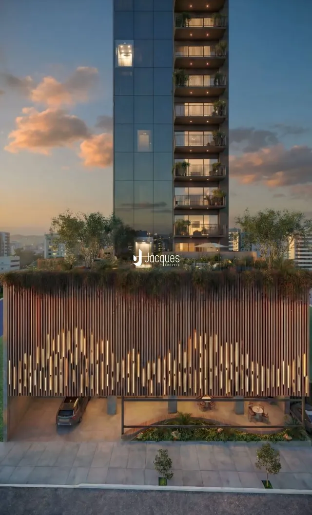 Fachada de um prédio residencial com varandas e área externa.