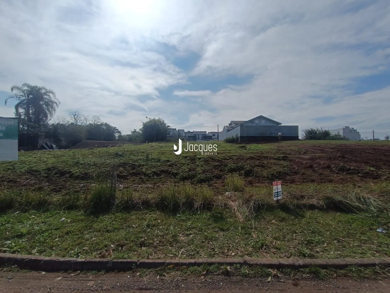 Vista externa de um terreno com vegetação rasteira em Lajeado.