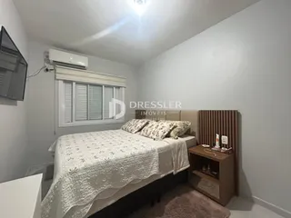Quarto com cama e janela em um imóvel.