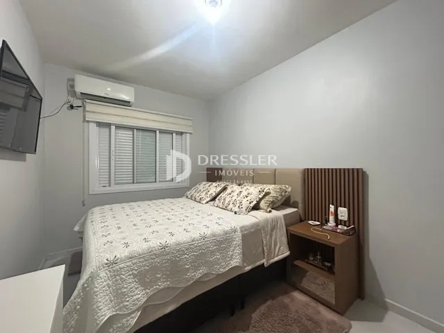 Quarto com cama e janela em um imóvel.