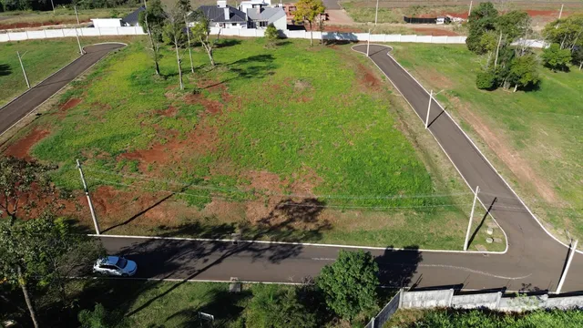 Vista aérea de um terreno com grama e estradas no Brasil.
