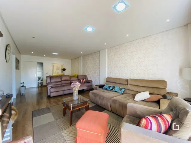 Sala de estar com sofá e piso de madeira.