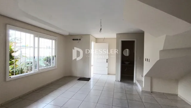 Vista interna de um ambiente com piso de cerâmica e janela.