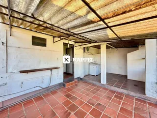 Área externa coberta com piso de cerâmica vermelha.