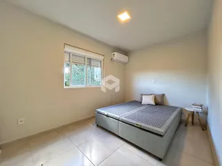 A foto mostra um quarto com cama e janela em um imóvel.