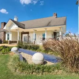 Fachada de uma residência com varanda e paisagismo em Lajeado, Brasil.
