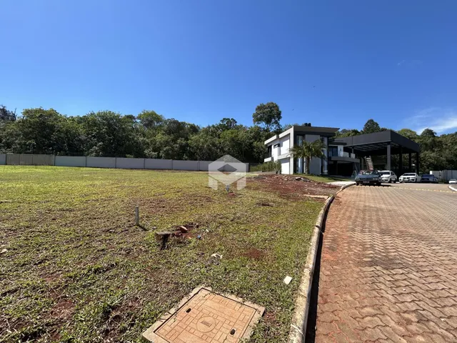 Vista externa de uma propriedade com gramado e área de acesso em Lajeado.