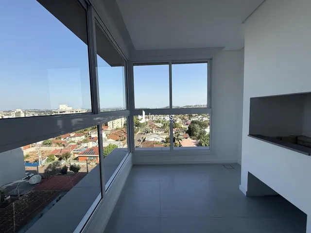 Ambiente interno com grande janela oferecendo vista da cidade.