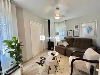 Sala de estar com sofá e decoração moderna em um apartamento.