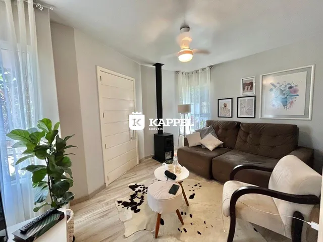 Sala de estar com sofá e decoração moderna em um apartamento.