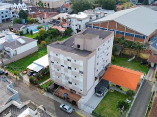 Vista aérea de um complexo de edifícios residenciais e comerciais em Lajeado, Brasil.