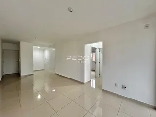 Hall de entrada com piso de cerâmica claro e paredes brancas.