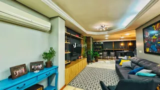 Imagem de uma sala de estar com decoração moderna e móveis.