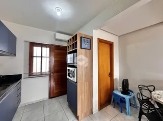 Foto de uma área interna com portas de madeira e janela em uma residência.