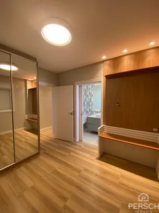 Foto de um ambiente interno com piso de madeira e painel de madeira na parede.