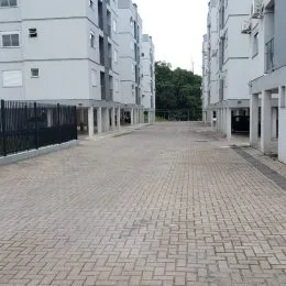 Vista de um pátio pavimentado entre edifícios residenciais.