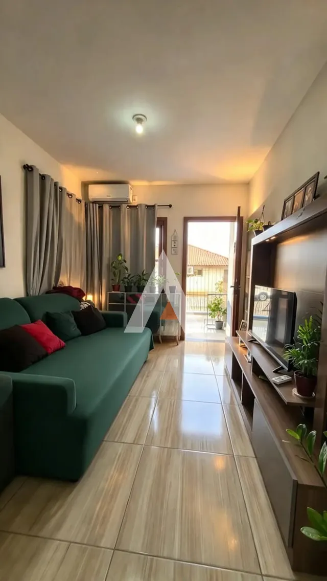 Sala de estar com sofá verde e piso de cerâmica.