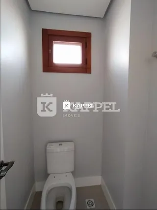 Foto interna mostrando um banheiro com vaso sanitário e uma janela.