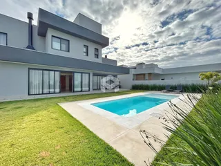 Fachada moderna de uma residência em Lajeado, Brasil, com piscina e jardim.