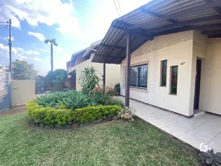 Vista da fachada de uma residência em Lajeado, Brasil, com jardim frontal.