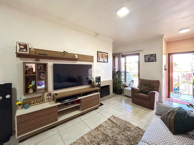 Sala de estar com televisão e móveis de madeira.