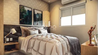 A foto mostra um quarto com cabeceira e janela em um imóvel.