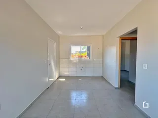 Foto de um corredor interno com paredes brancas e piso de cerâmica.