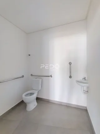 Foto de um banheiro com vaso sanitário e piso de cerâmica.