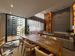 Sala de estar e jantar com grandes portas de vidro e decoração moderna.