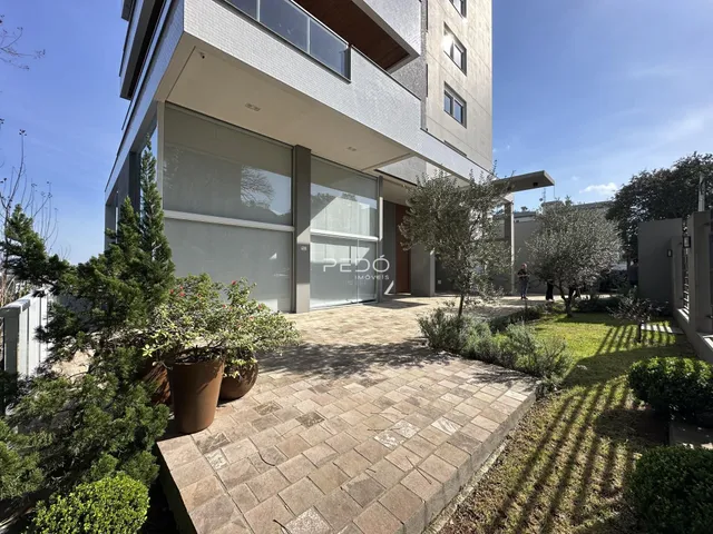 Fachada de um imóvel residencial em Lajeado com área externa pavimentada e jardim.